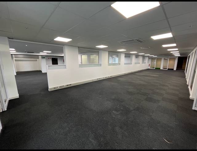 1,030M² BUSINESS TO LET IN WOODSTOCK